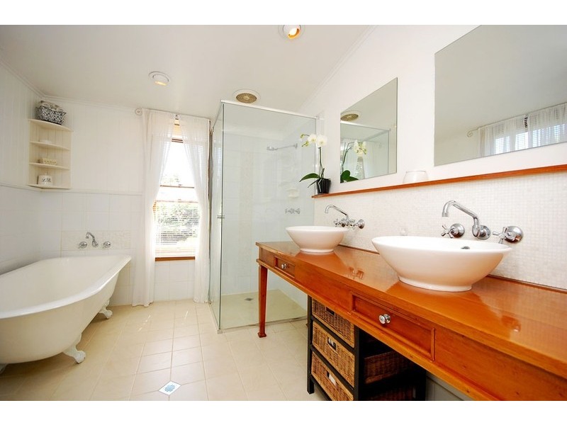 64 The Promenade, Camp Hill QLD 4152