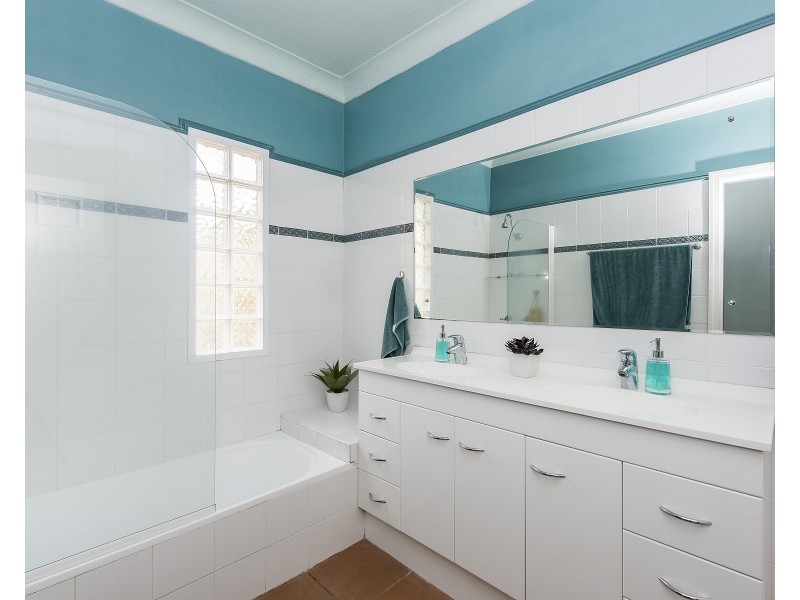 27 Ernest Street, Camp Hill QLD 4152