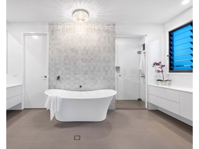 86 Raven Street, Camp Hill QLD 4152