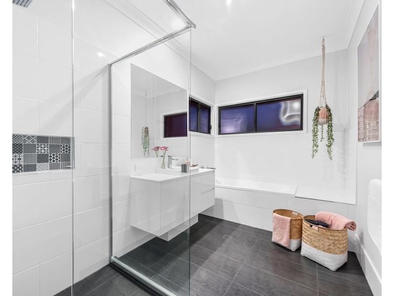 86 Raven Street, Camp Hill QLD 4152