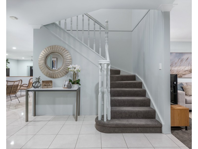 54 St Andrews Crescent, Carindale QLD 4152