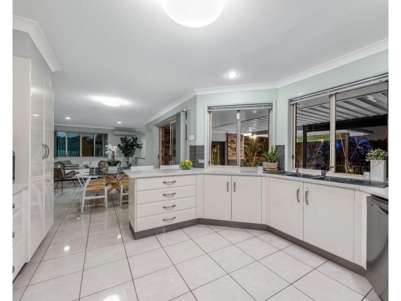 54 St Andrews Crescent, Carindale QLD 4152