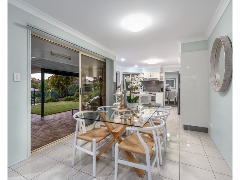 54 St Andrews Crescent, Carindale QLD 4152