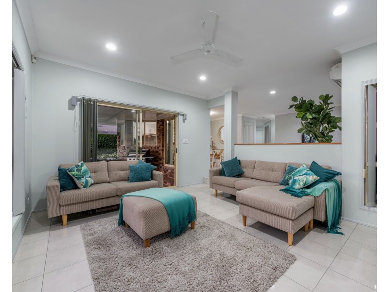 54 St Andrews Crescent, Carindale QLD 4152