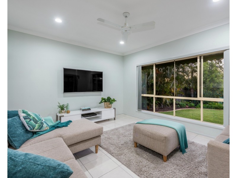 54 St Andrews Crescent, Carindale QLD 4152