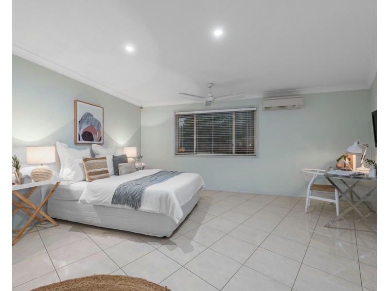 54 St Andrews Crescent, Carindale QLD 4152