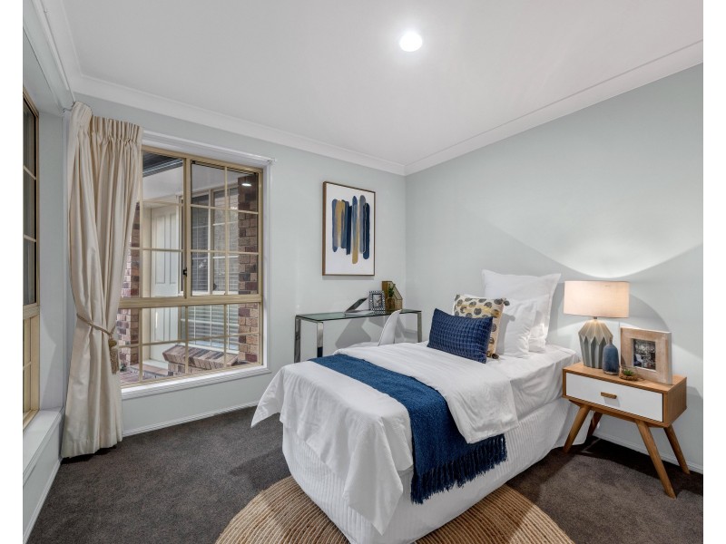 54 St Andrews Crescent, Carindale QLD 4152