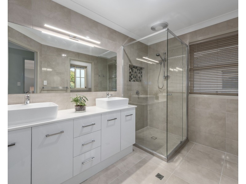 54 St Andrews Crescent, Carindale QLD 4152