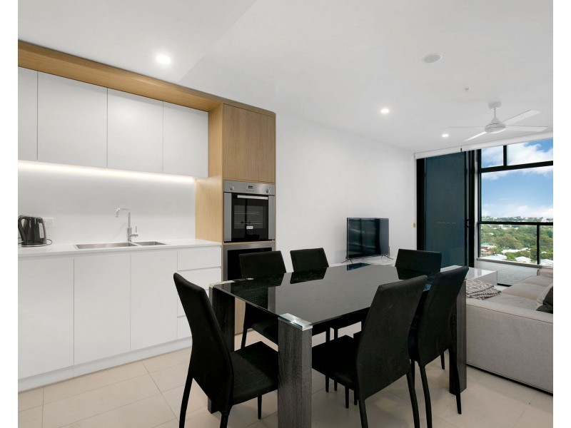 2102/123 Cavendish Road, Coorparoo QLD 4151