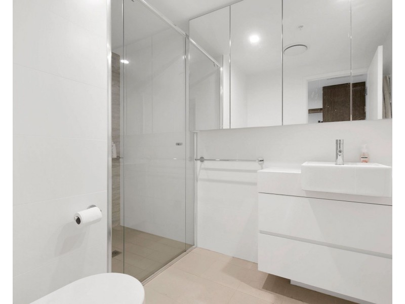 2102/123 Cavendish Road, Coorparoo QLD 4151