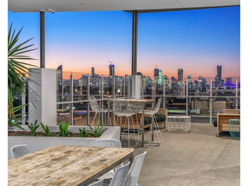 2102/123 Cavendish Road, Coorparoo QLD 4151