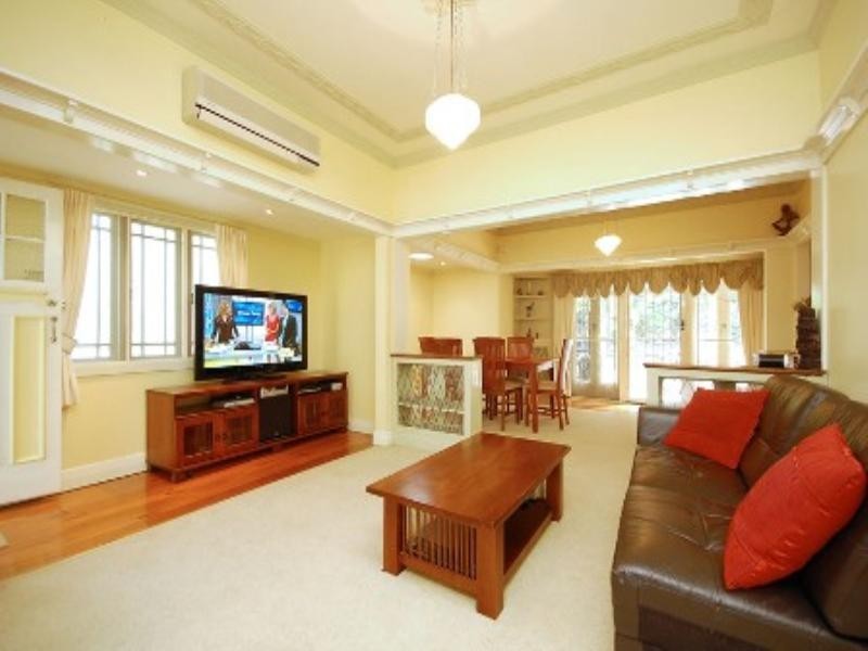 12 Cyril Street, Camp Hill QLD 4152