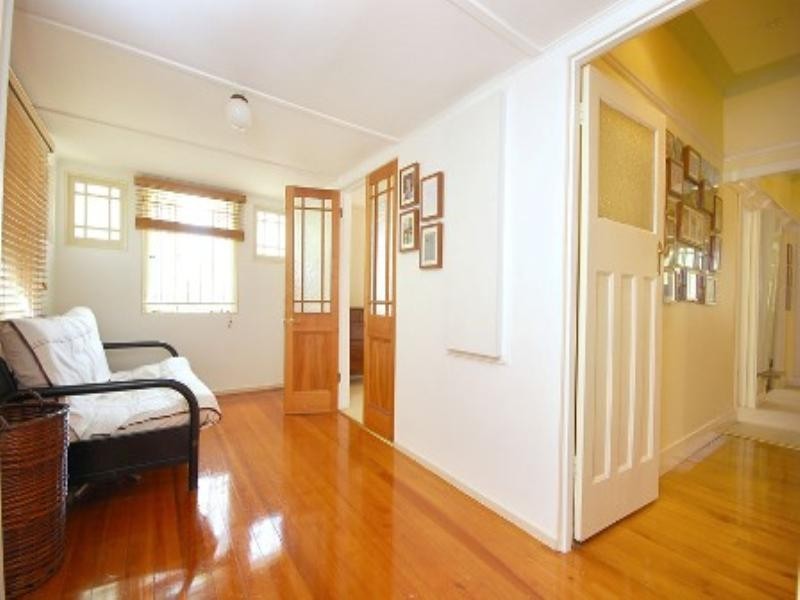 12 Cyril Street, Camp Hill QLD 4152