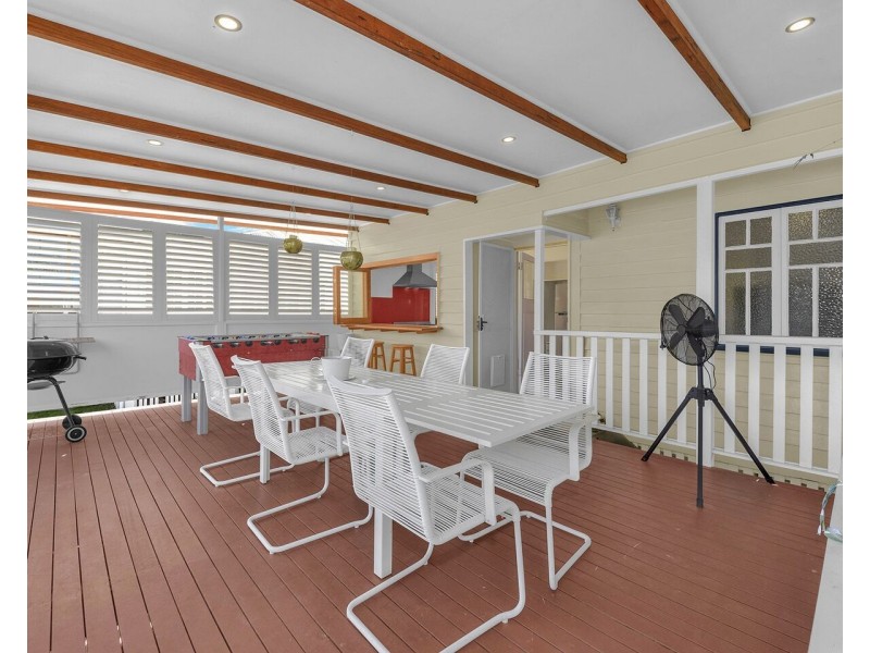 30 Bennetts Road, Camp Hill QLD 4152