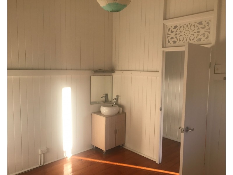 18 Yarrabin Street, Coorparoo QLD 4151