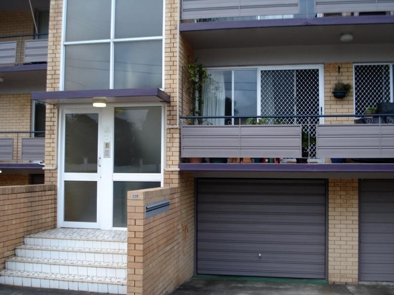 2/220 Cavendish Road, Coorparoo QLD 4151