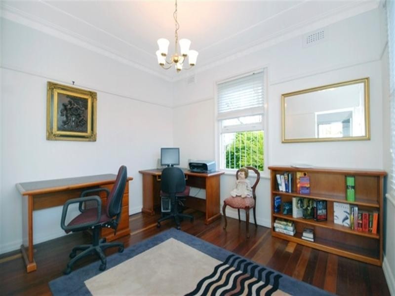 10 Barradine Street, Greenslopes QLD 4120