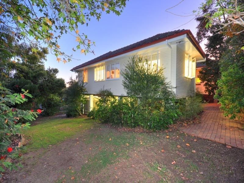 26 Sylvia Street, Camp Hill QLD 4152