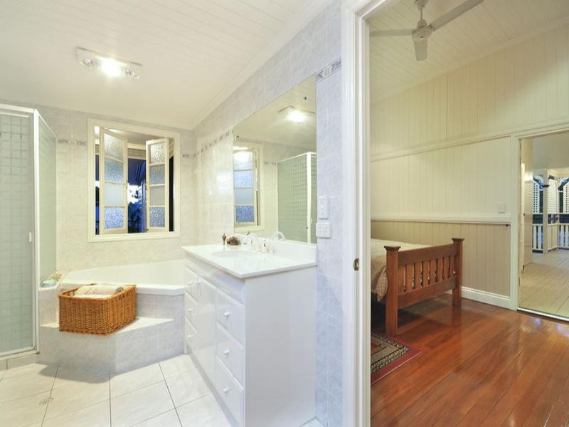 67 Hipwood Avenue, Coorparoo QLD 4151