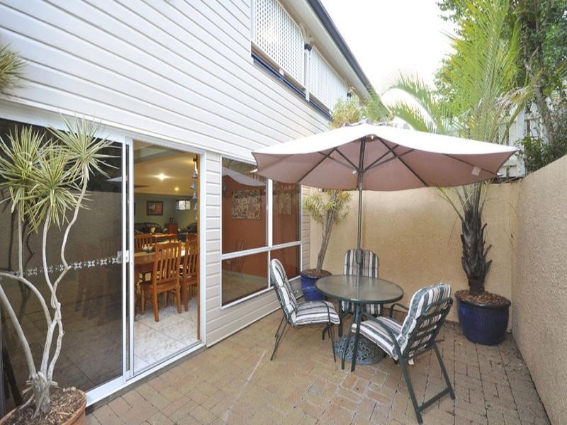 67 Hipwood Avenue, Coorparoo QLD 4151