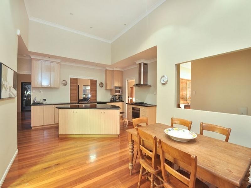 62 Kneale Street, Holland Park West QLD 4121