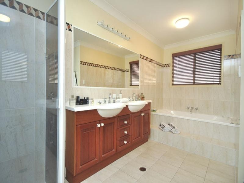 35 Windsor Place, Carindale QLD 4152