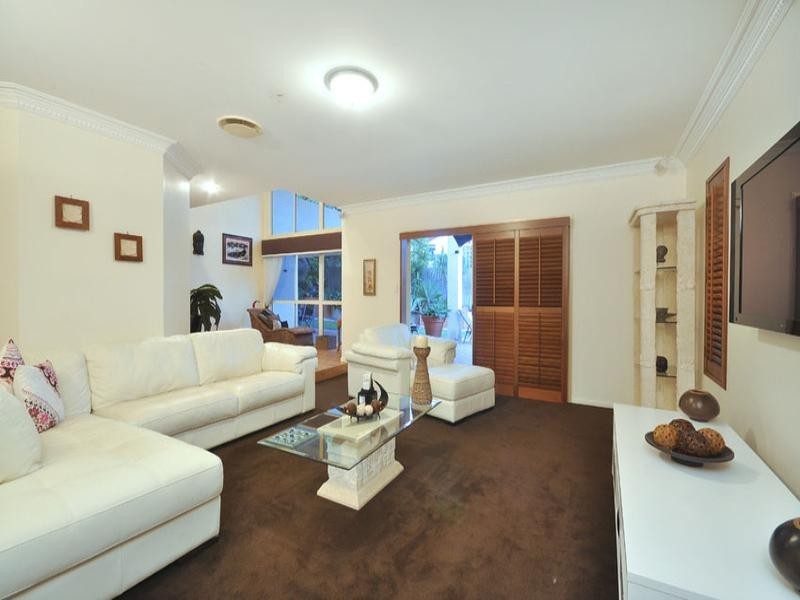 35 Windsor Place, Carindale QLD 4152