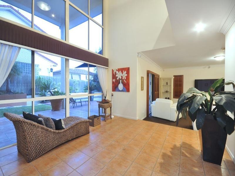 35 Windsor Place, Carindale QLD 4152