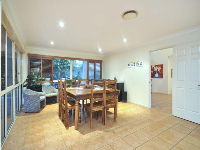 35 Windsor Place, Carindale QLD 4152