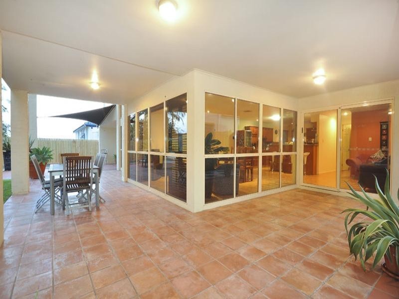 35 Windsor Place, Carindale QLD 4152