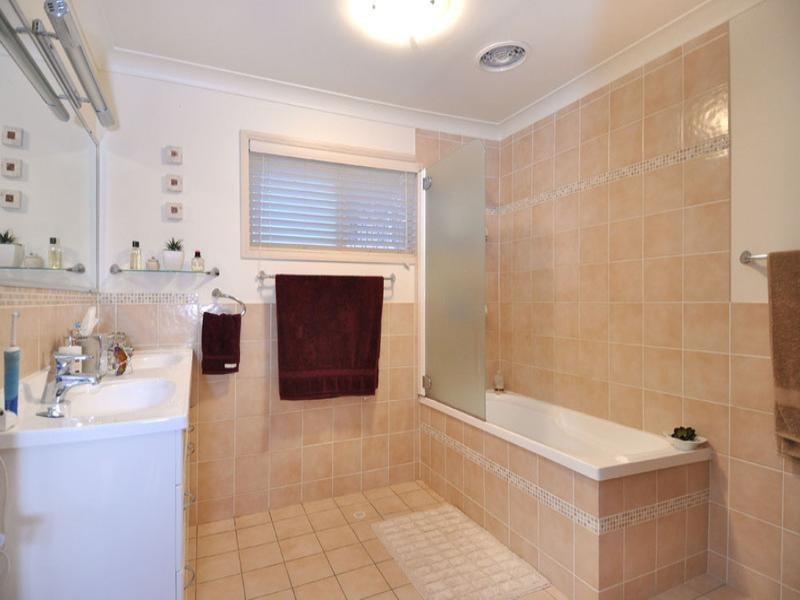 16 Flynn Street, Holland Park West QLD 4121