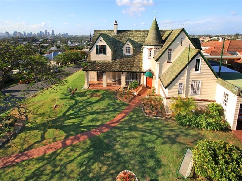 10 Welwyn Crescent, Coorparoo QLD 4151