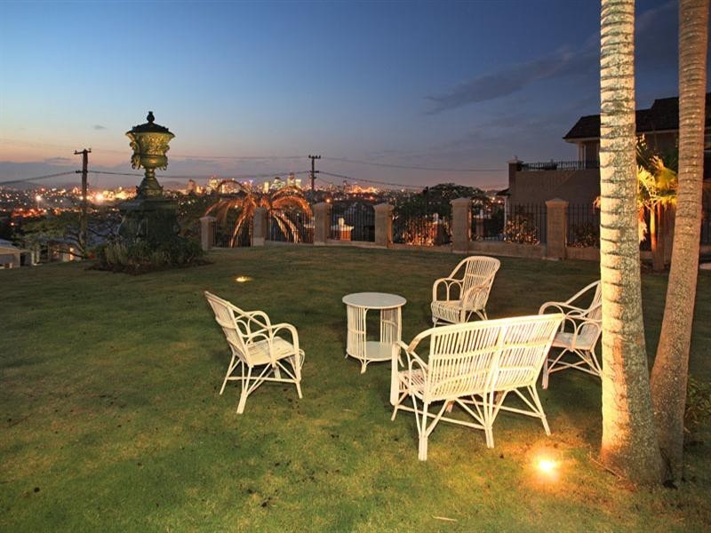 10 Welwyn Crescent, Coorparoo QLD 4151