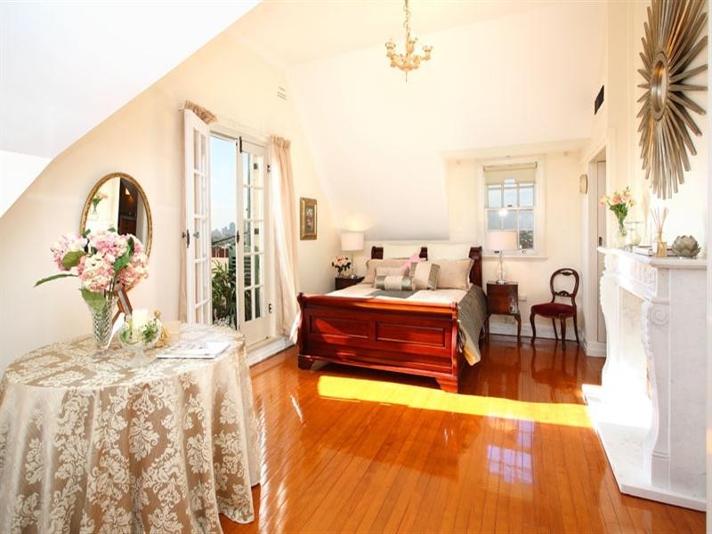 10 Welwyn Crescent, Coorparoo QLD 4151