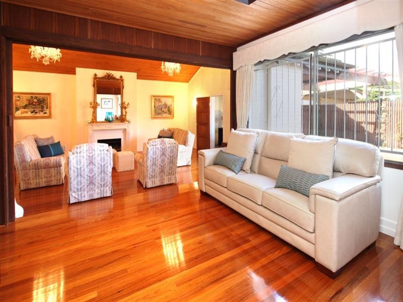 10 Welwyn Crescent, Coorparoo QLD 4151