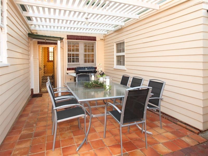 10 Welwyn Crescent, Coorparoo QLD 4151