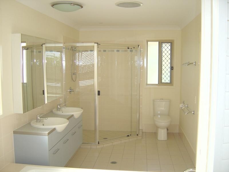 8 Faversham Street, Woolloongabba QLD 4102