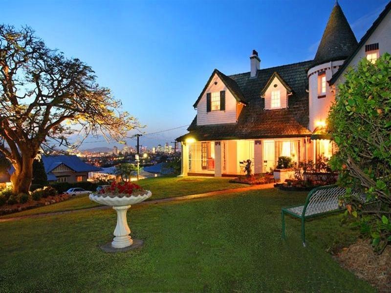 10 Welwyn Crescent, Coorparoo QLD 4151