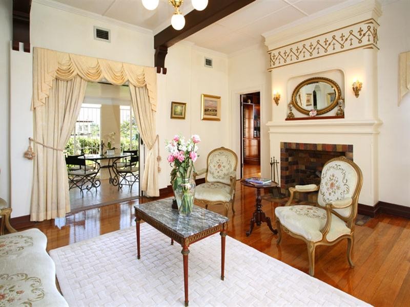 10 Welwyn Crescent, Coorparoo QLD 4151