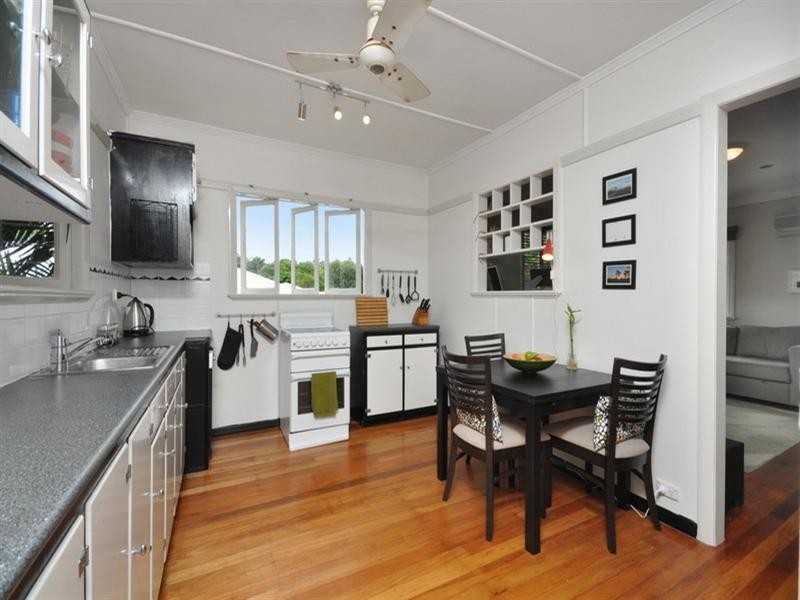 28 Iveagh Avenue, Holland Park West QLD 4121