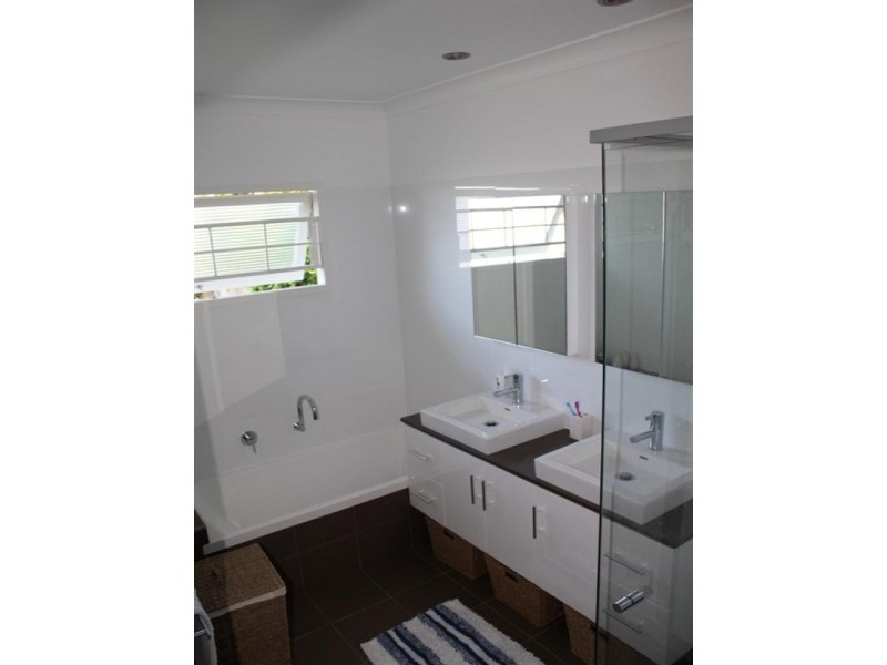 5 Woodhill Avenue, Coorparoo QLD 4151