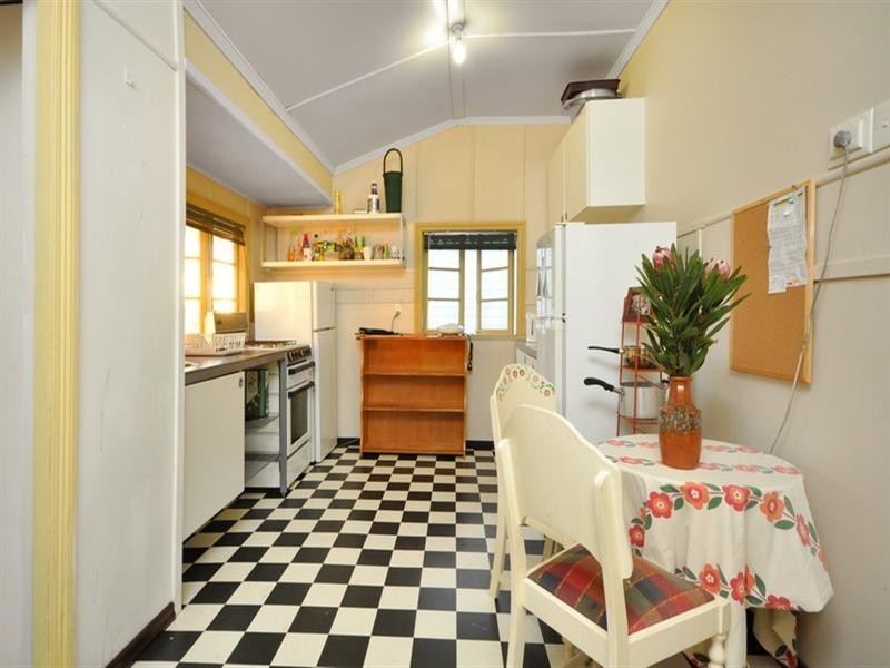 65 Macrossan Avenue, Norman Park QLD 4170