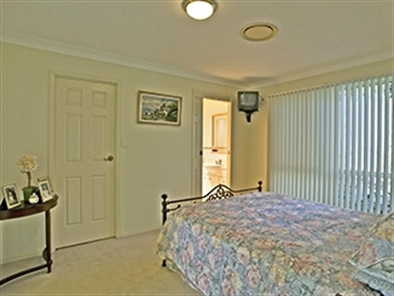 17 Flame Tree Crescent, Carindale QLD 4152