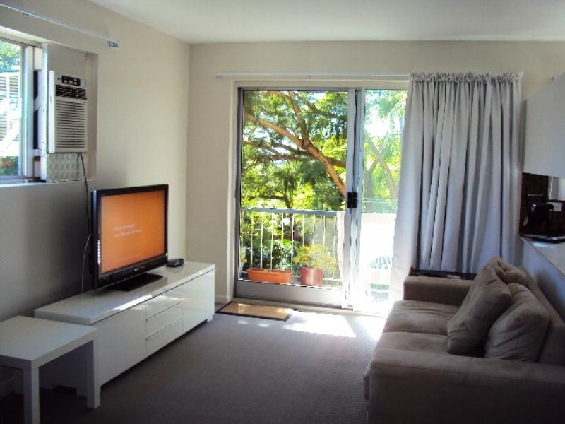 2/8 Barradine Street, Greenslopes QLD 4120