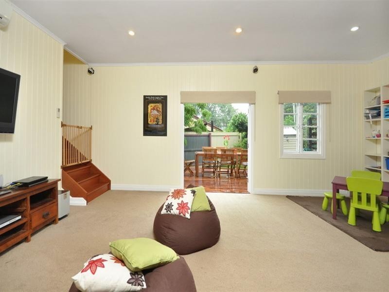 10 Curtis Street, Norman Park QLD 4170