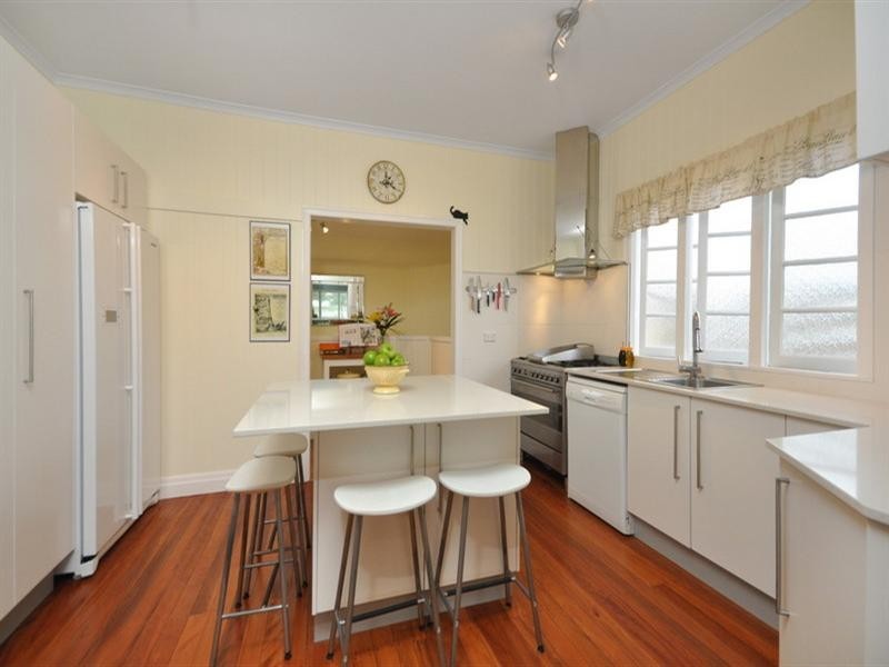 10 Curtis Street, Norman Park QLD 4170