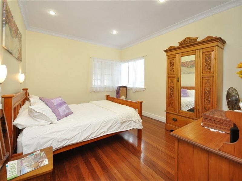 10 Curtis Street, Norman Park QLD 4170