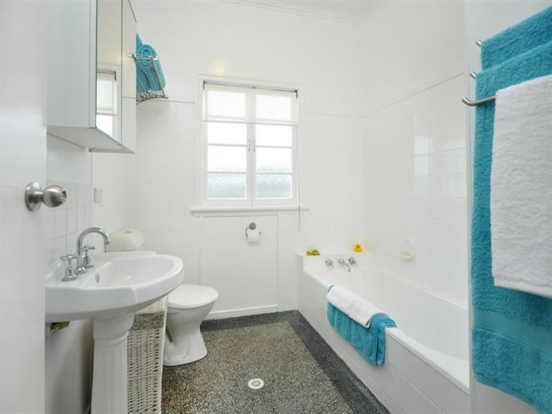 10 Curtis Street, Norman Park QLD 4170