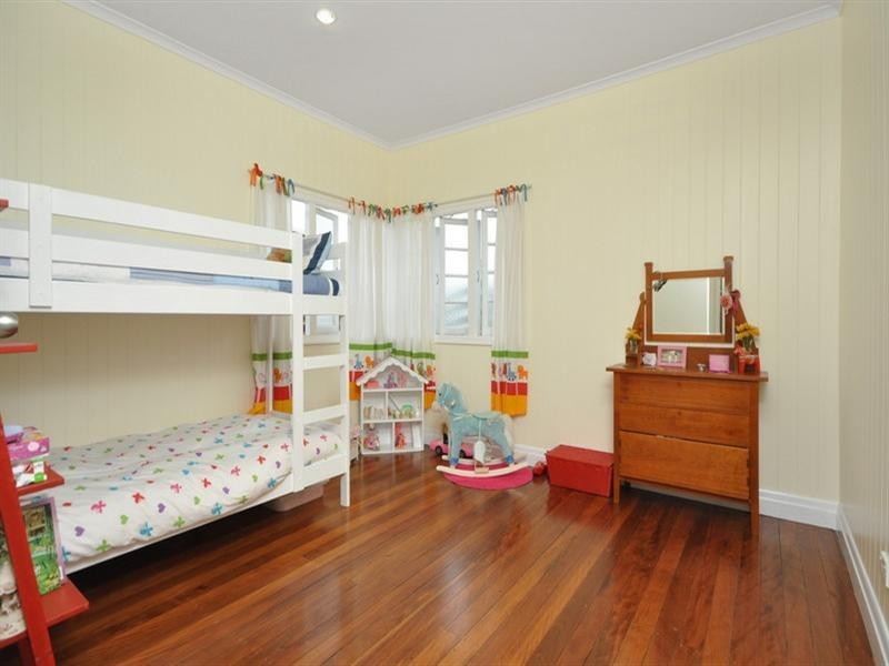 10 Curtis Street, Norman Park QLD 4170