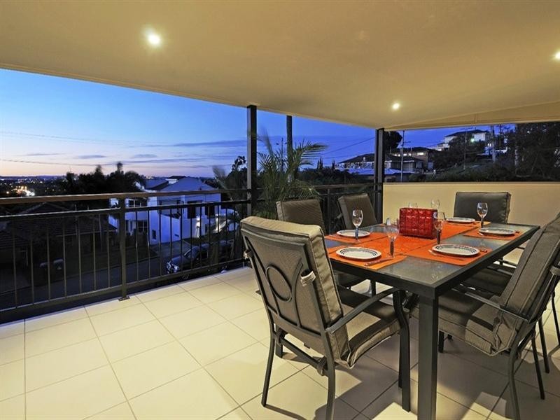 9 Kneale Street, Holland Park West QLD 4121